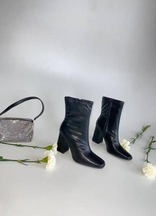 Чорні ботильйони на високому каблуку (екошкіра)