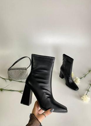 Чорні ботильйони на високому каблуку (екошкіра)