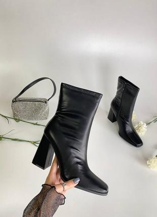 Чорні ботильйони на високому каблуку (екошкіра)