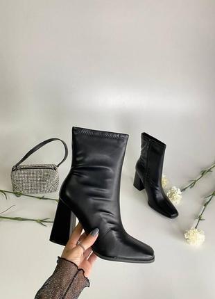 Чорні ботильйони на високому каблуку (екошкіра)