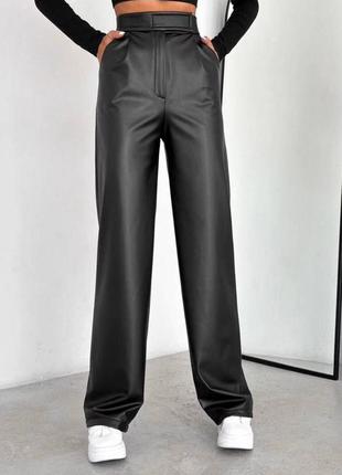 Штани шкіряні жіночі чорні однотонні на флісі на високій посадці вільного крою якісні стильні теплі4 фото