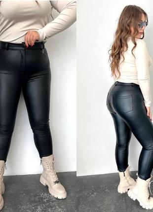 Кожаные брюки женские матовые больших размеров на флисе3 фото