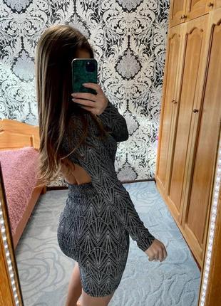 Платье с блестками с открытой спинкой