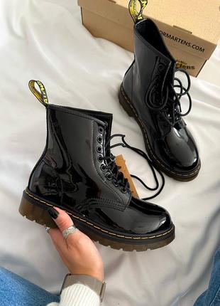 Демисезонные женские ботинки dr martens. лакированная кожа.