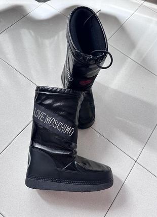 Moon boots moschino