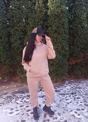 Жіночий спортивний костюм