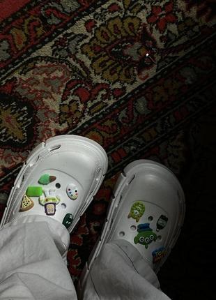 Кроксы женские вместе с джибитсами