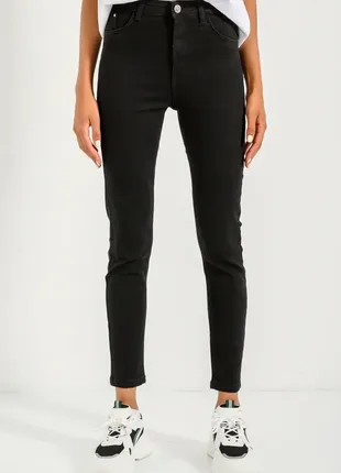 Стильные обтягивающие узкие черные джинсы скинни с кишенями удобные.1 фото