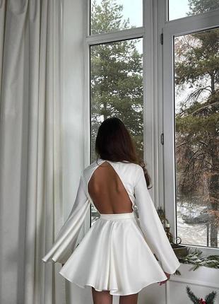 Короткое платье с обильными клеш рукавами и юбкой открытой спинкой мини платья приталенная черная белая бежевая красная стильная элегантная4 фото