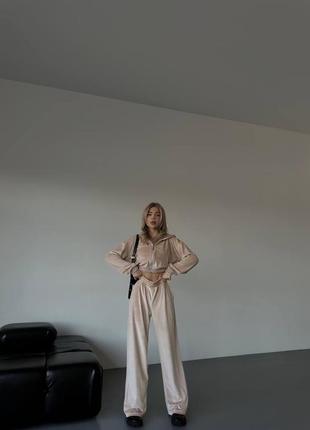 Костюм спортивний жіночий велюровий кофта укорочена на блискавці з капішоном штани вільного крою на високій посадці якісний стильний чорний бежевий