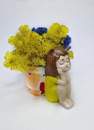 Стабилизированный мох в мини кашпо желто-голубой мох в кашпо декоративный мох в кашпо с девочкой10 фото