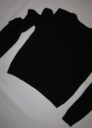 Чорний светр вирізи на рукавах