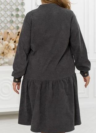 Платье женское миди, вельветовое, на пуговицах, с воланом, батал большие размеры, темно серое графит4 фото