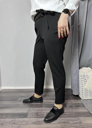 Жіночі класичні брюки прямі чорні завужені до низу modna kazka mkjl1095-13 фото