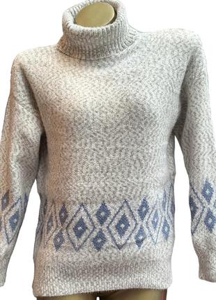 Теплий жіночий светр з високим коміром в ромб￼