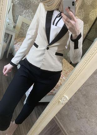 Класичний бежевий піджак