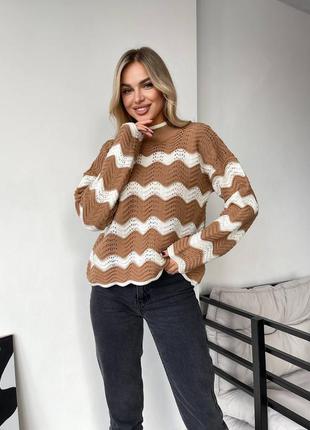 Вільний джемпер з горлом ажурної в'язки з принтом волни