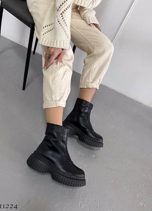 Черные натуральные кожаные зимние ботинки с молнией змейкой замочком спереди впереди на высокой грубой массивной подошве платформе кожа зима6 фото