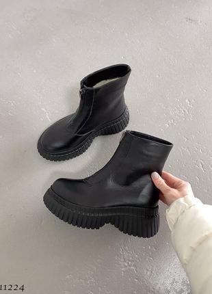 Черные натуральные кожаные зимние ботинки с молнией змейкой замочком спереди впереди на высокой грубой массивной подошве платформе кожа зима8 фото