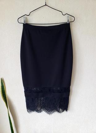Черная стречевая миди юбка карандаш с кружевной окантовкой 10-12 uk