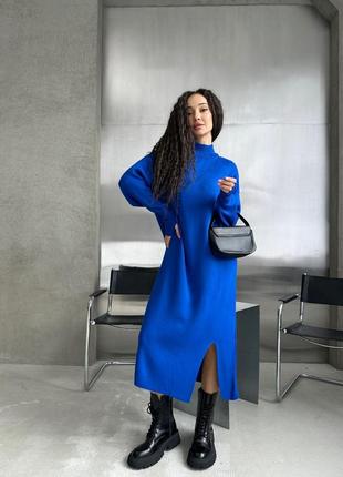Крута трикотажна сукня довга темно синя з розрізом для пальчика