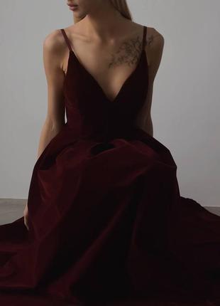Елегантна бордова сукня з розрізом на спинці4 фото