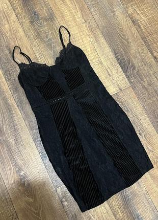 Чорна вечірня сукня на тонких бретелях з мереживом