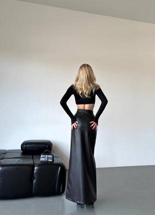 Женская длинная кожаная юбка на молнии4 фото