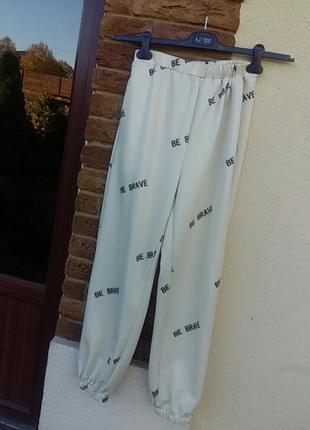 Чудові спортивні джогери від відомого бренду.