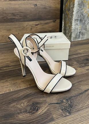 Босоніжки  vices