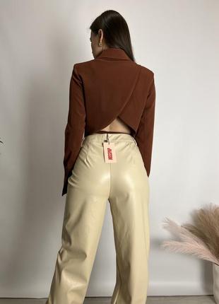 Стильные бежевые кожаные брюки с высокой талией от misspap