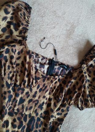Класна трендова стильна леопардова сукня бюстьє з імітацією запаху з розрізом на ніжці рукава ліхтарики8 фото