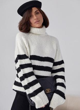 Вязаный женский свитер в полоску с высокой горловиной молочный