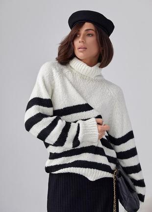 Вязаный женский свитер в полоску с высокой горловиной молочный4 фото