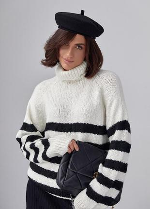Вязаный женский свитер в полоску с высокой горловиной молочный5 фото