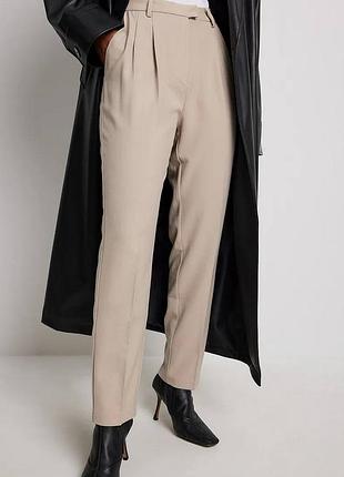 Дуже гарні класичні брюки na-kd cropped high waist suit pants