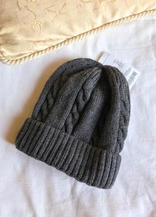 Зимова в‘язана шапка з косами (універсальний розмір)