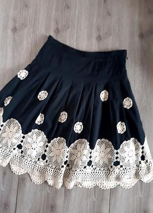 Спідниця мідібавок чорна з бежевим ажурним оздобленням 46 р.