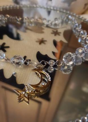 Іскристе колье із скляними намистинами.