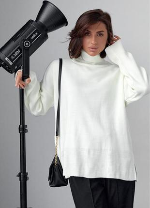 Женский свитер с высокой горловиной и разрезами.8 фото