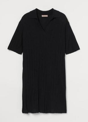 Черное платье рельефнрй вязки туника с короткими рукавами и отложным воротником2 фото