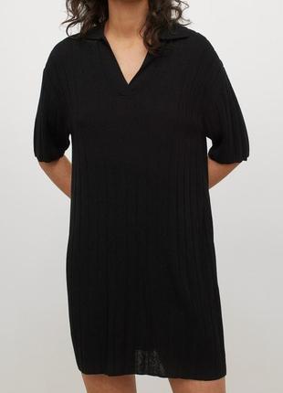 Черное платье рельефнрй вязки туника с короткими рукавами и отложным воротником