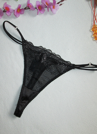 Бесподобные фирменные трусики стринги вышивка с люрексом и стразами bendon