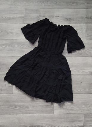 Чорна ярусна сукня на плечі