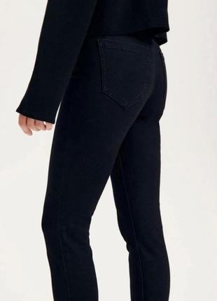 Женские укороченные джинсы скини чёрные зауженные брюки в обтяжку8 фото