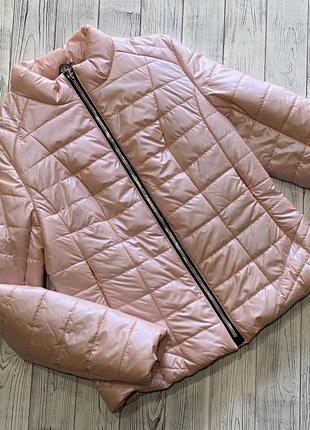Стильная легкая женская курточка на весну в нежном розовом цвете