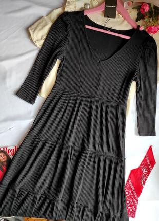 Довга жіноча сукня з рукавами чорна в рубчик з v вирізом3 фото