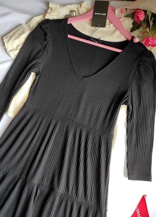 Довга жіноча сукня з рукавами чорна в рубчик з v вирізом4 фото
