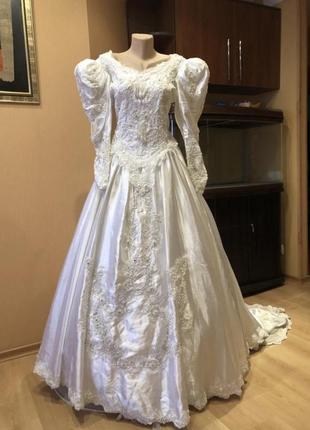 Винтажное платье со шлейфом расшитое атласное свадебное длинное
