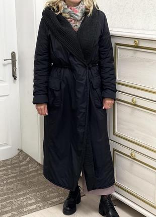 Черное зимнее пальто с платьеной подкладкой и капюшоном в размере s-m на синтепоне